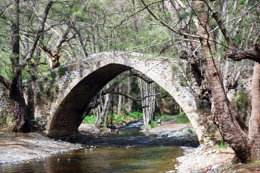Hiking in Platy valley - bridge of Tsielefou