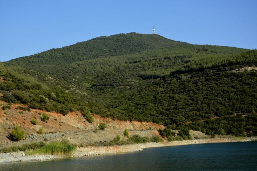 Hiking at the Dam and the artificial Lake Triadi 