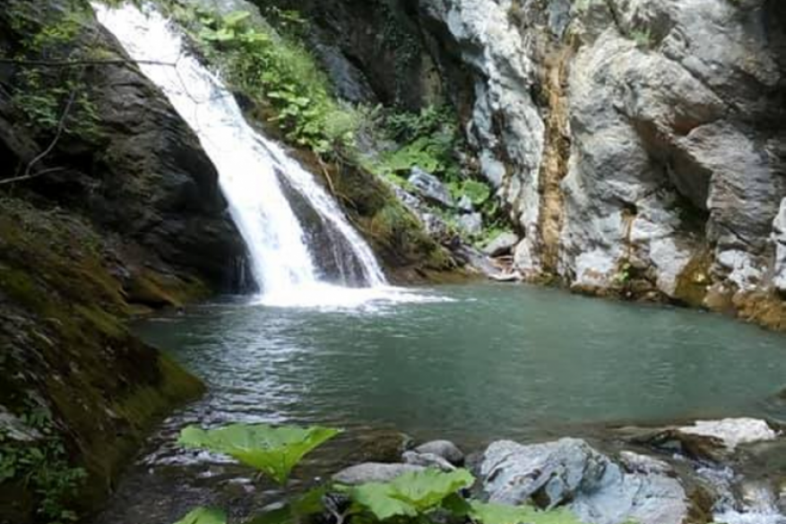 Hiking and bathing in the Baths of Metamorfosis in Naoussa
