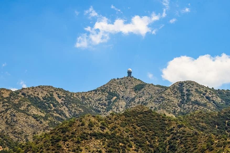 Hiking on the path DYO MOUTTES - PAVLIADES