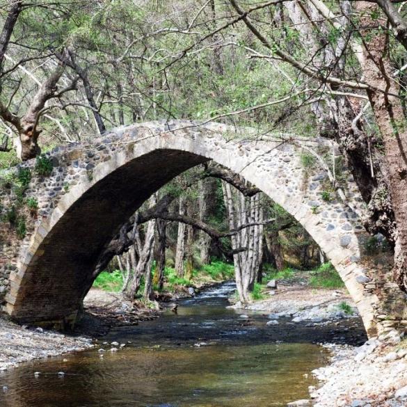 Πεζοπορία στη κοιλάδα Πλατύ - γεφύρι του Τζιελεφού