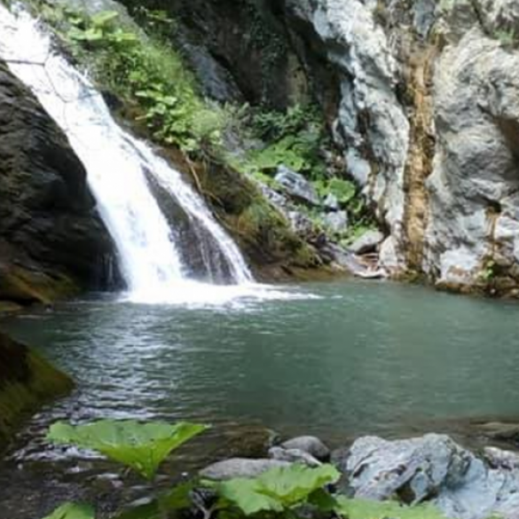 Hiking and bathing in the Baths of Metamorfosis in Naoussa